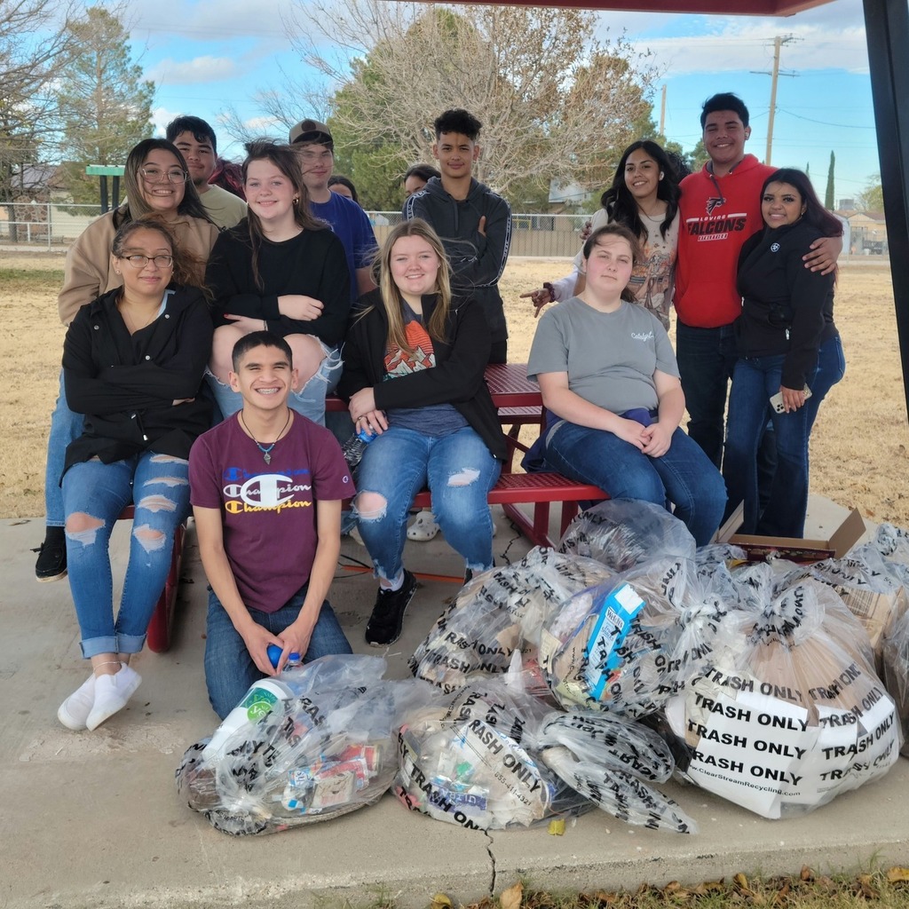 High School Students Volunteer Pick Up Trash